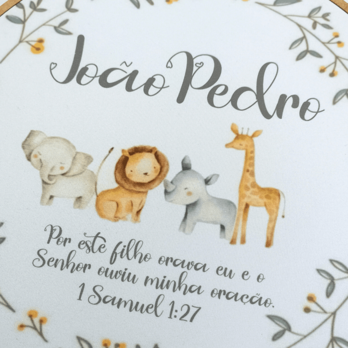 "O Safari Porta Maternidade é a escolha perfeita para registrar os primeiros dias do seu filho. Com design moderno e matéria-prima de qualidade, é um produto elegante e sofisticado, perfeito para guardar as memórias desse momento tão especial. Adquira agora o seu e guarde para sempre as lembranças desse momento único e especial."